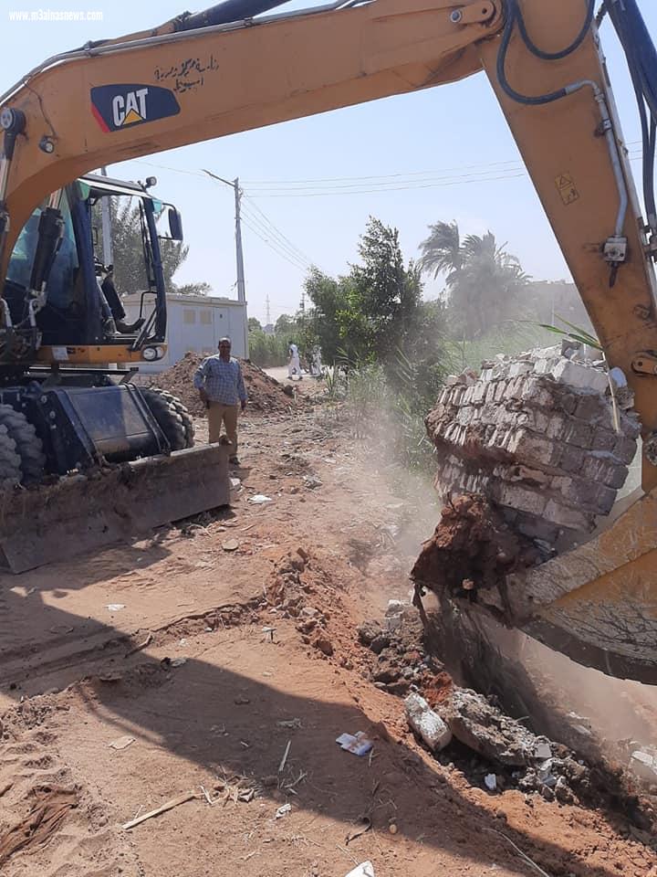 محافظ أسيوط يعلن إزالة 11 حالة تعدى على أراضي أملاك دولة ومجارى مائية بمركز أسيوط ضمن المرحلة الثانية من الموجة الـ 18 لازالة التعديات