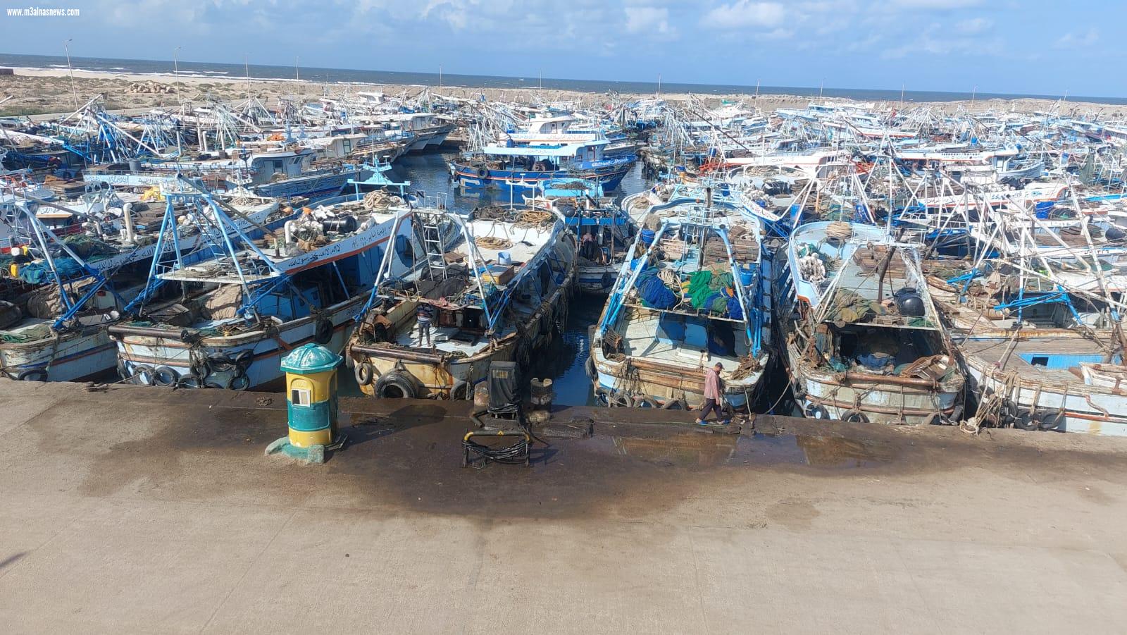 توقف حركة الصيد البحري والملاحة بميناء البرلس بكفر الشيخ