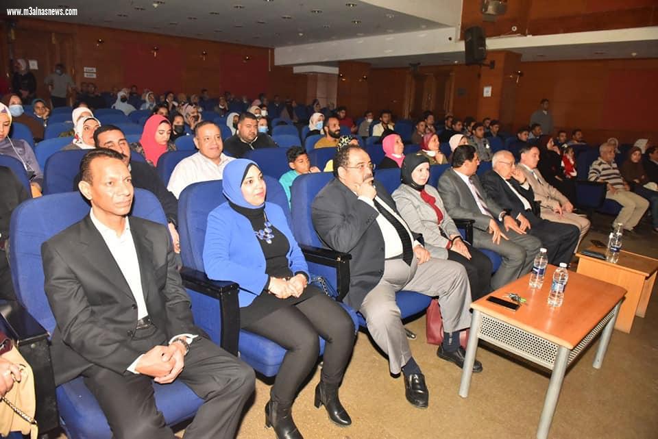 سكرتير مساعد أسيوط تشهد العرض المسرحى 