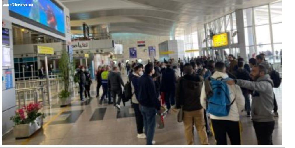 تجمع الجماهير بمطار القاهرة استعدادا للسفر للكاميرون لمساندة المنتخب..