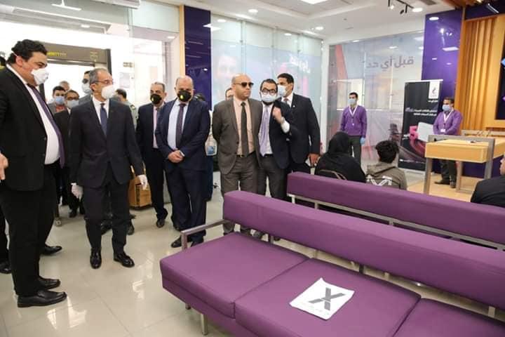 وزير الاتصالات : يتفقد عدد من منافذ الهيئة القومية للبريد فى القاهرة والجيزة ومناطق أخري