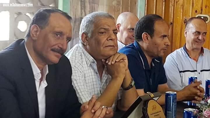 محافظ كفر الشيخ ونائبه يكرمان مدير مكتب المحافظ السابق ويهديانه درع وشهادة تقدير