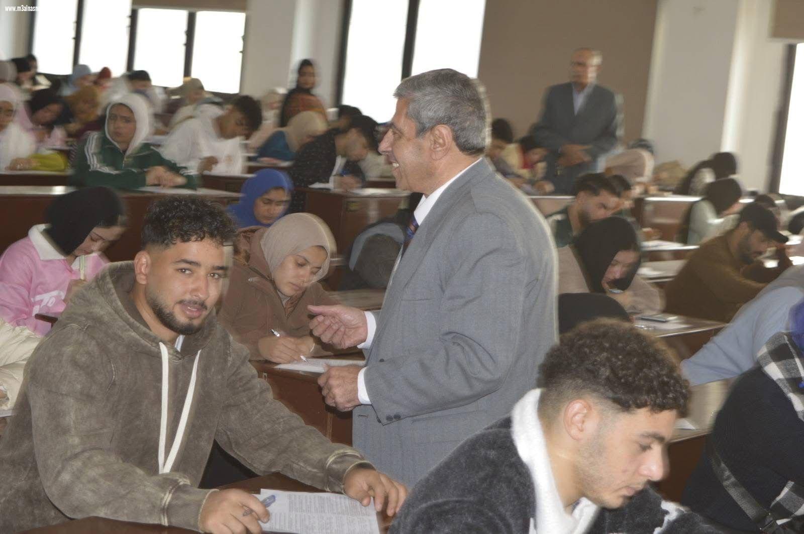 عميد معهد طيبة العالي لتكنولوجيا الإدارة والمعلومات يتفقد لجان الامتحانات وسط انضباط كامل