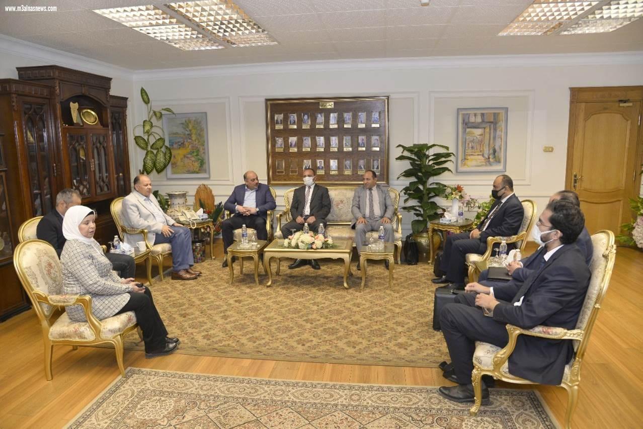 محافظ أسيوط يستقبل رئيس هيئة التنمية الصناعية الذى يزور المحافظة لتفقد بعض المناطق الصناعية ولقاء المستثمرين