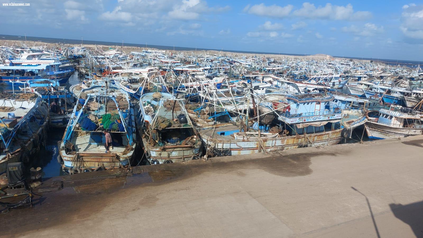 توقف حركة الصيد البحري والملاحة بميناء البرلس بكفر الشيخ