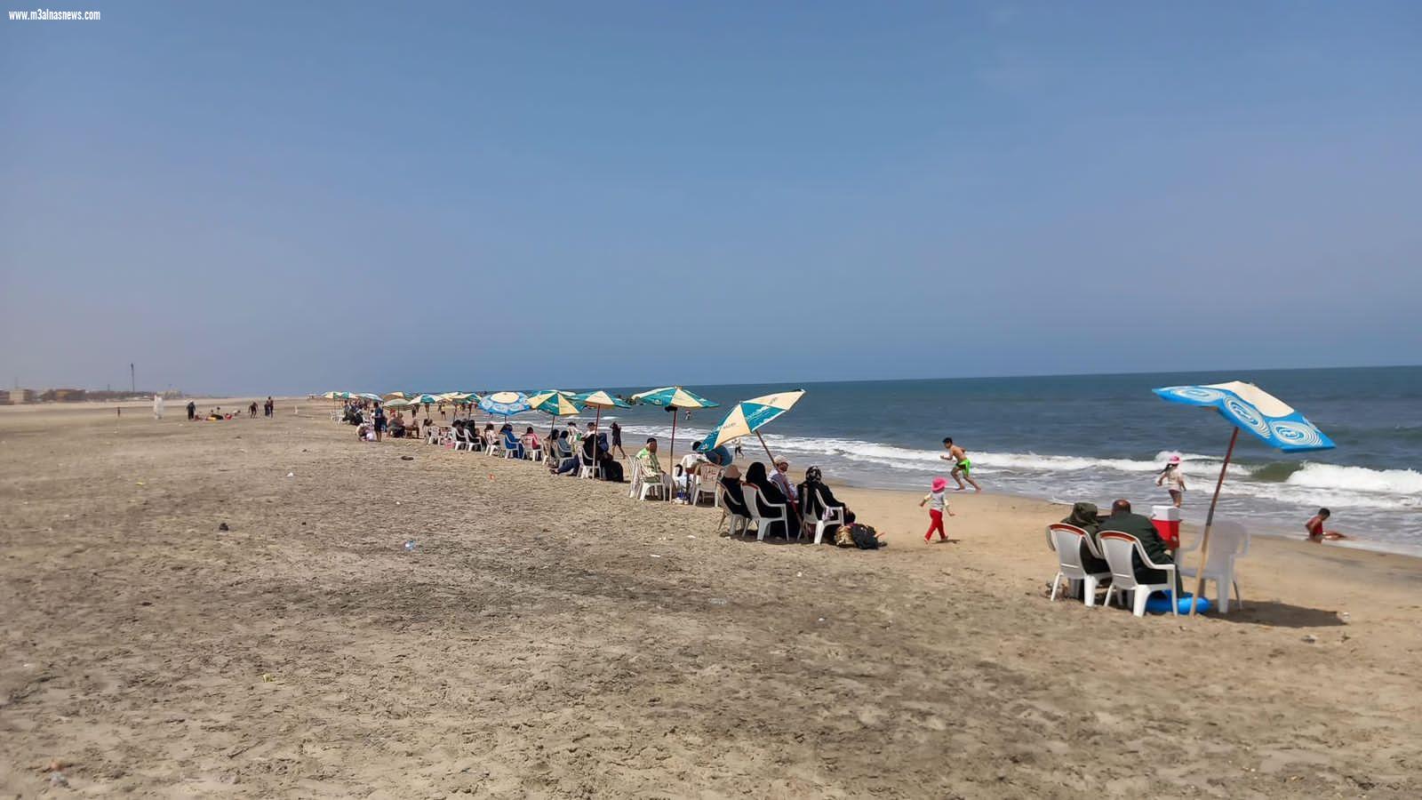 الآلاف يتوافدون على شواطىء مصيف بلطيم لقضاء إجازة عيد الربيع