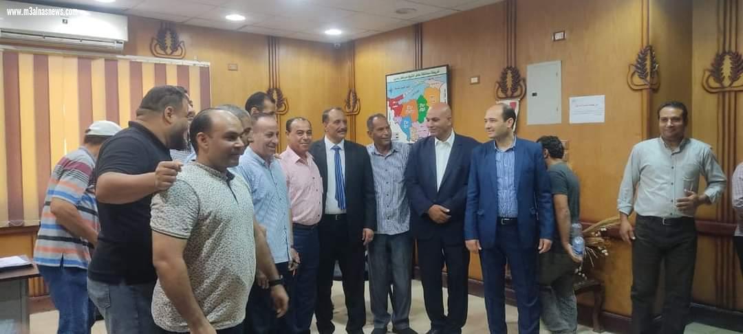 محافظ كفر الشيخ ونائبه يكرمان مدير مكتب المحافظ السابق ويهديانه درع وشهادة تقدير