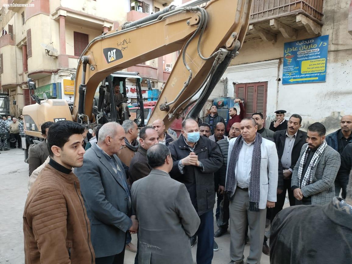  إنقاذ سيدة مسنة وفتاة وانتشال 3 جثث من أسفل عقار أسيوط