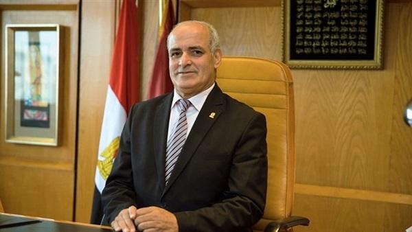 عزل رئيس جامعة الفيوم بعد إصابته بفيروس كورونا