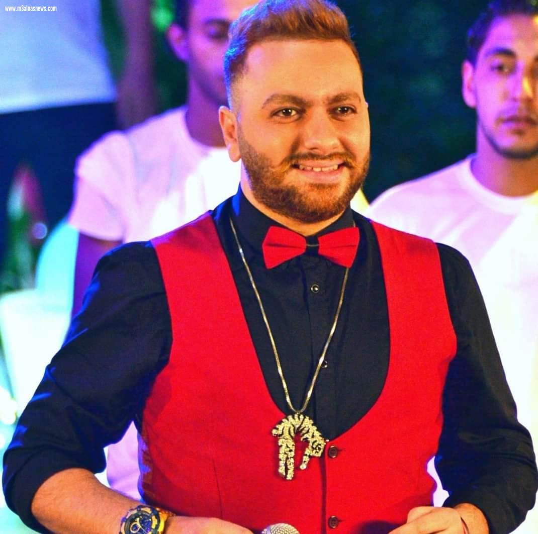 المطرب الشعبي أحمد خضر يطالب بحبس فتاتين تدعم النساء المثليات