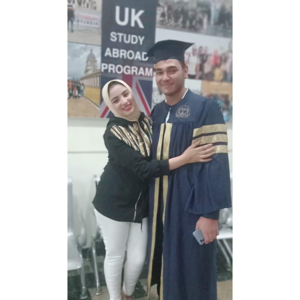 الزميل السيد شحاتة ... يهنىء الزميلة هويدا احمد .. بتخرج شقيقها الدكتور احمد