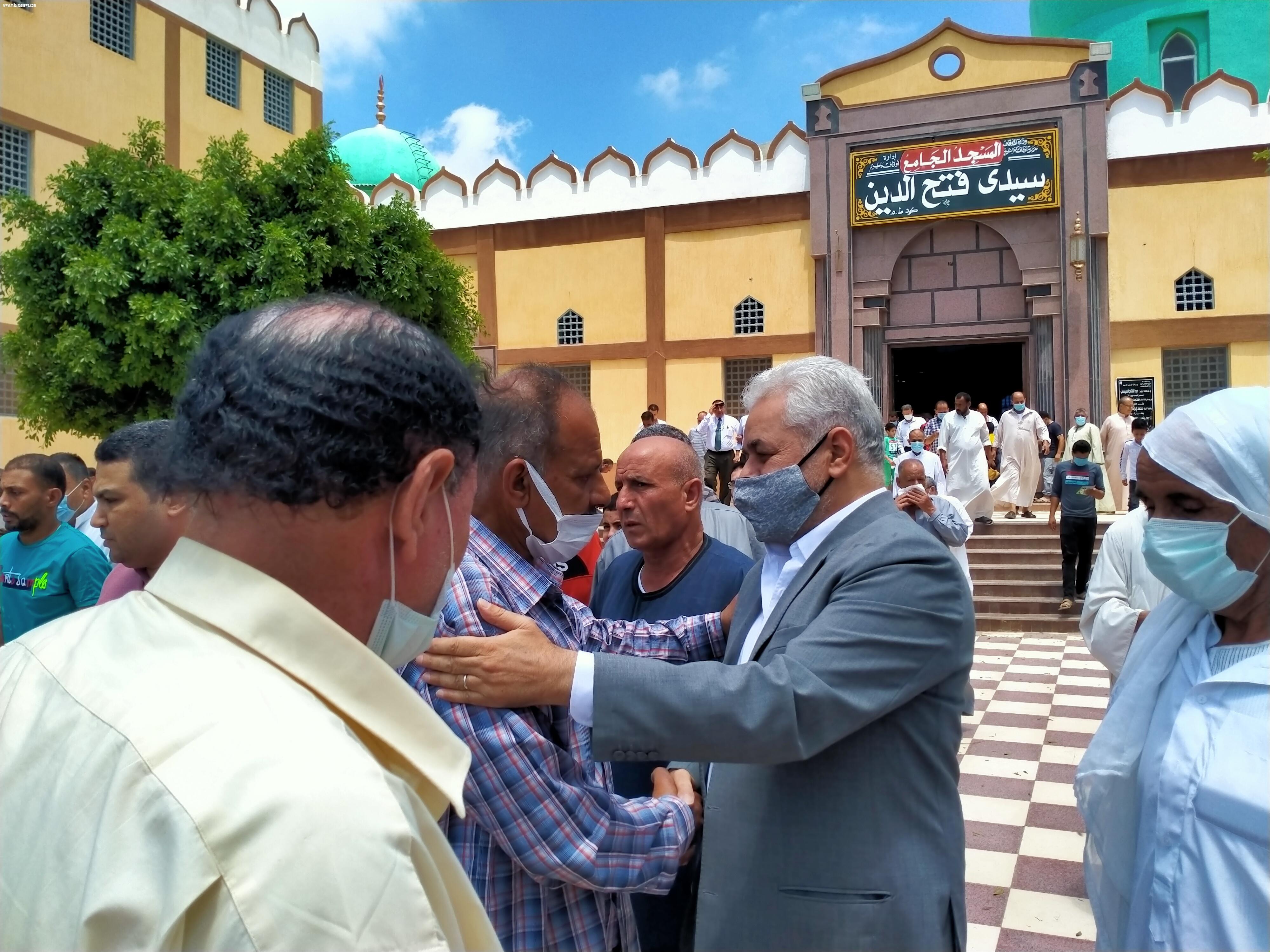 حمدين صباحى.. يؤدى صلاة الجنازة على شقيقته ببلطيم بحضور أبوعيطة