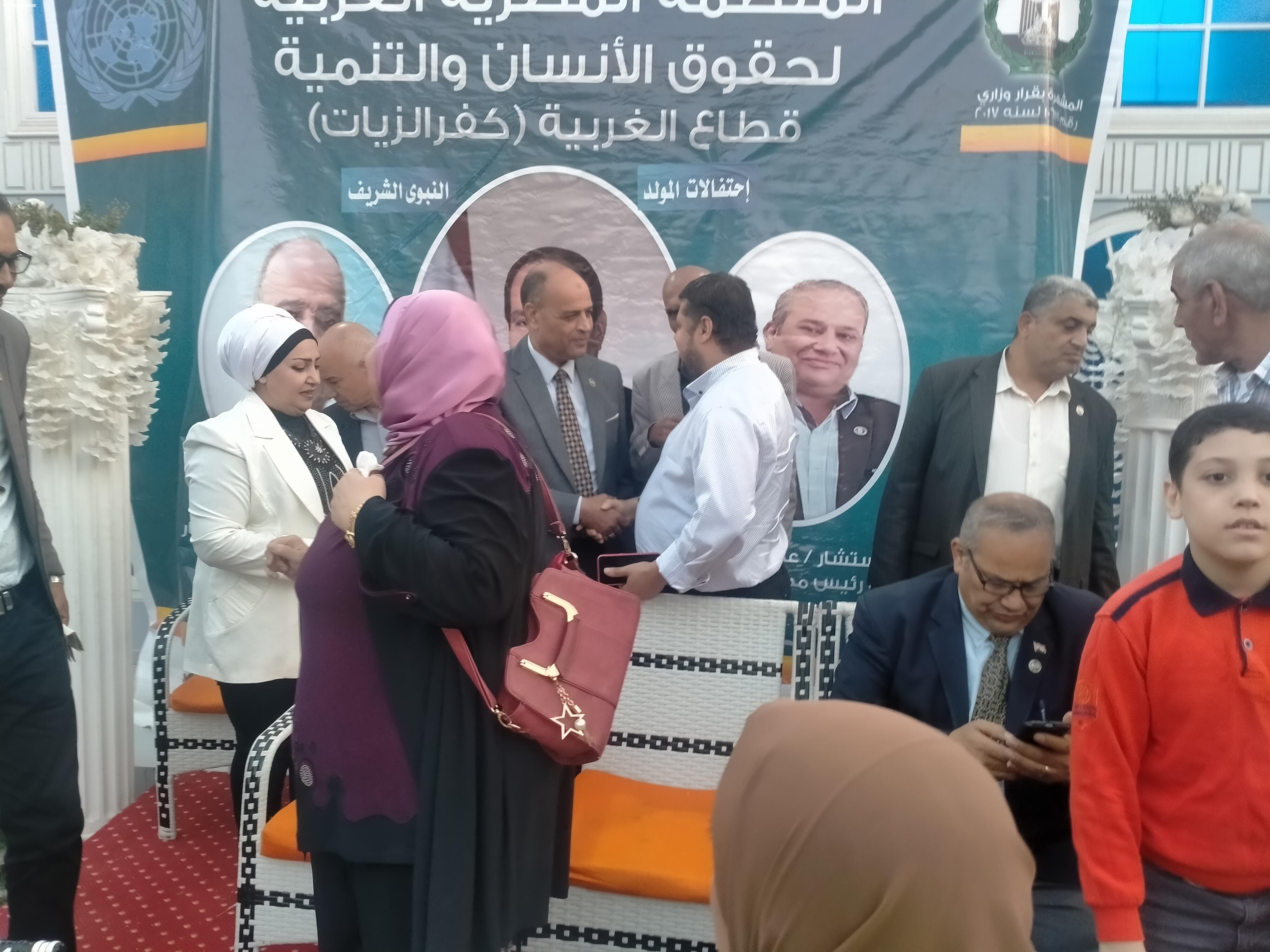 تكريم أسر الشهداء فى احتفال المنظمة المصرية لحقوق الإنسان بالمولد النبوى بكفرالزيات