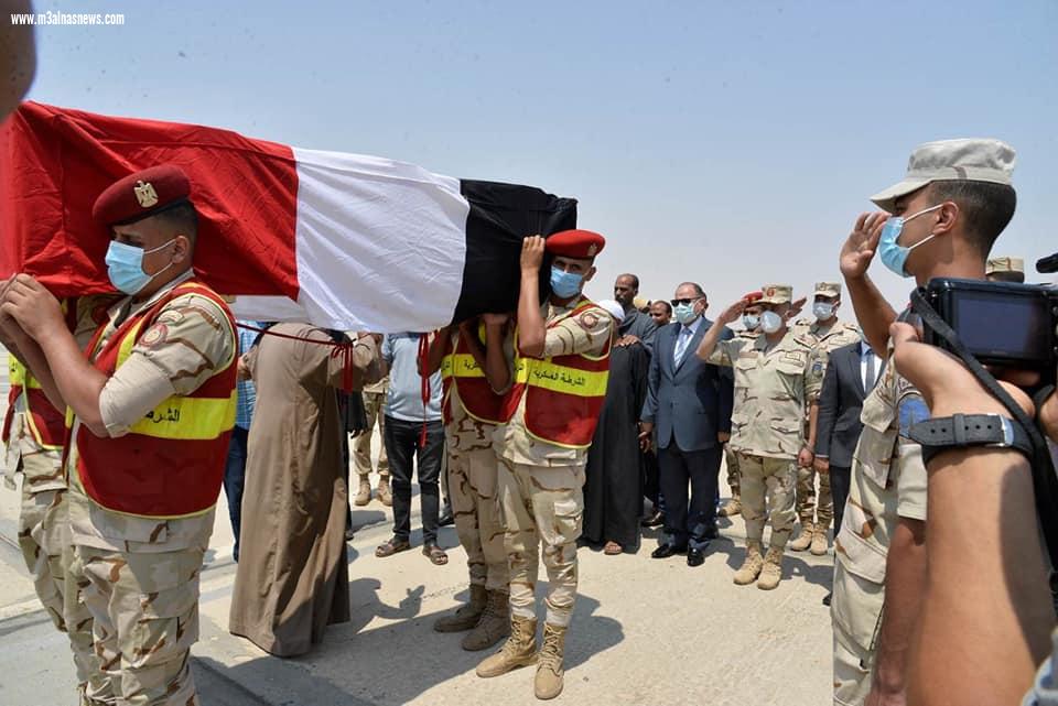 محافظ أسيوط ورئيس أركان المنطقة الجنوبية العسكرية يتقدمان الجنازة العسكرية للشهيد البطل 