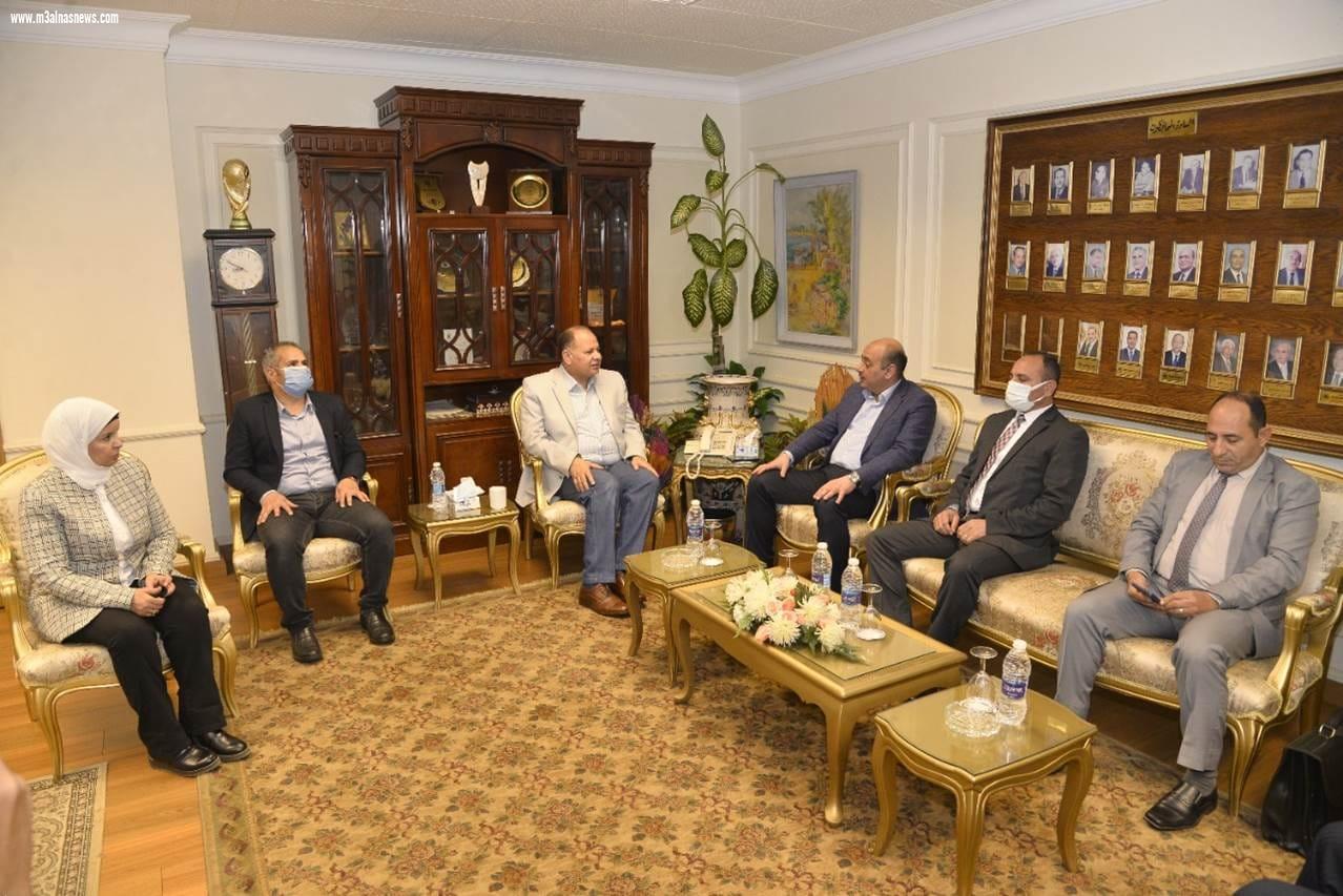 محافظ أسيوط يستقبل رئيس هيئة التنمية الصناعية الذى يزور المحافظة لتفقد بعض المناطق الصناعية ولقاء المستثمرين