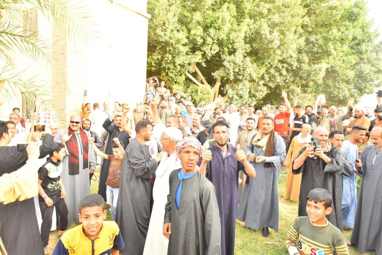 وسط فرحة الأهالي وهتافات