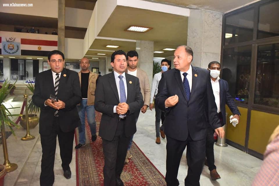 خلال زيارته للمحافظة وزير الشباب والرياضة ومحافظ أسيوط يعقدان اجتماعًا لبحث تذيل العقبات التي تواجه استكمال تطوير مركز شباب منفلوط ووضع الآليات والتصورات للانتهاء منه ليصبح مركزًا نموذجيًا