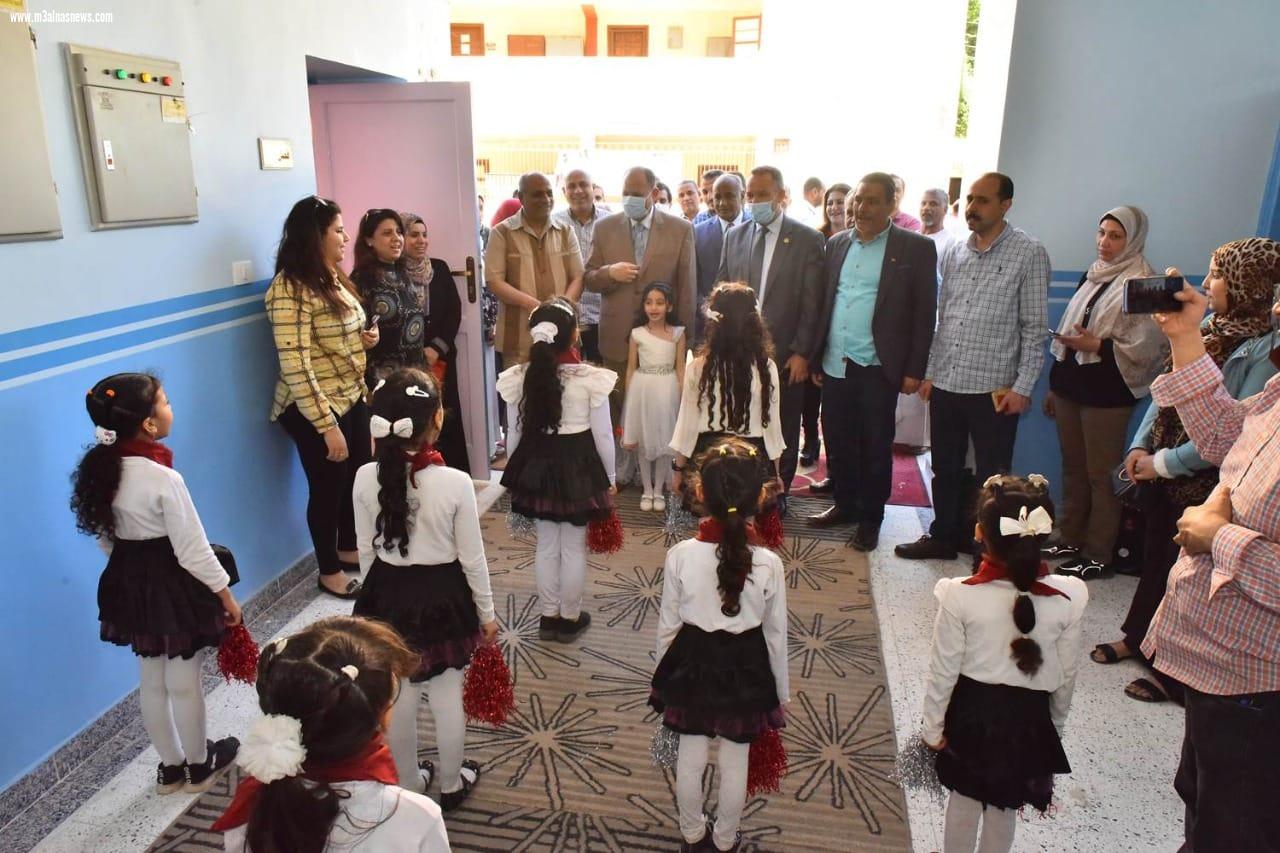 ضمن إحتفالات المحافظة بعيدها القومي .. محافظ أسيوط يفتتح مدرسة اللواء نبيل العزبي الابتدائية المشتركة بتكلفة 5 مليون جنيه تخليدًا لذكرى المحافظ الأسبق