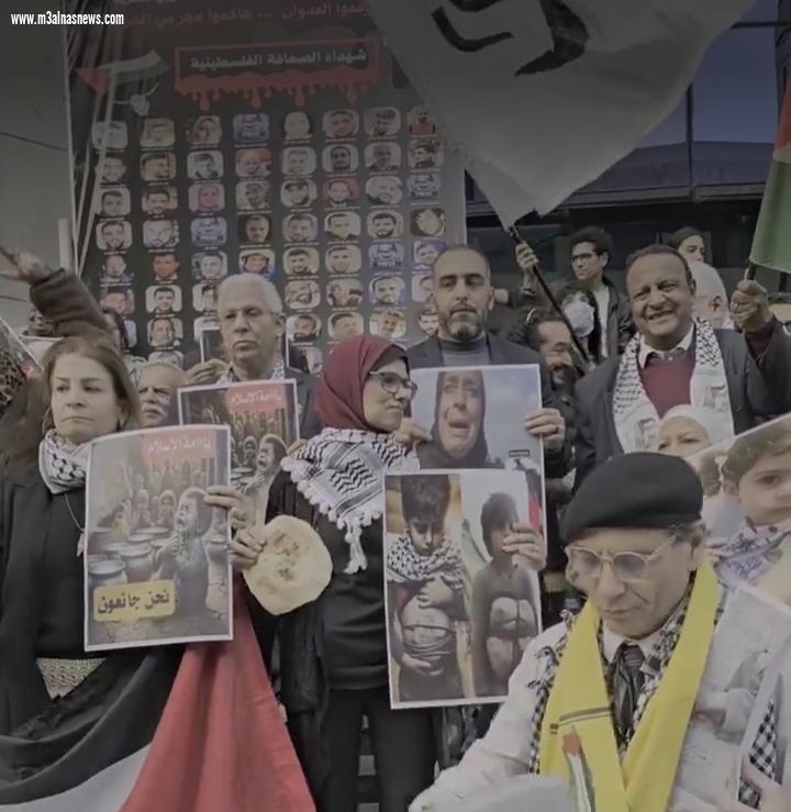 بالصور: صباحى ... يشارك الصحفيين تظاهرهم دعما لفلسطين على سلالم النقابه