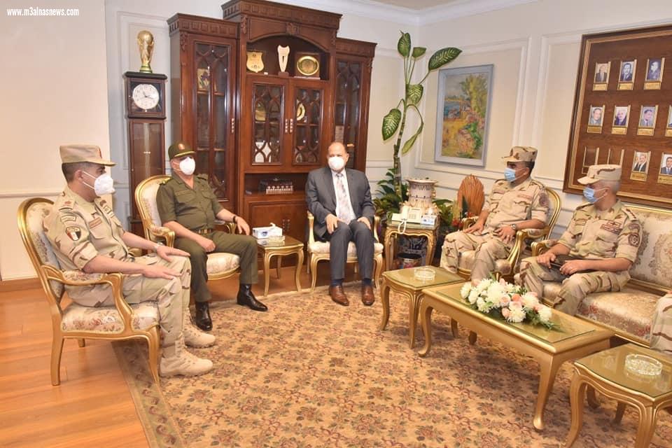 محافظ أسيوط يستقبل قائد المنطقة الجنوبية العسكرية للتهنئة بعيد الأضحى المبارك