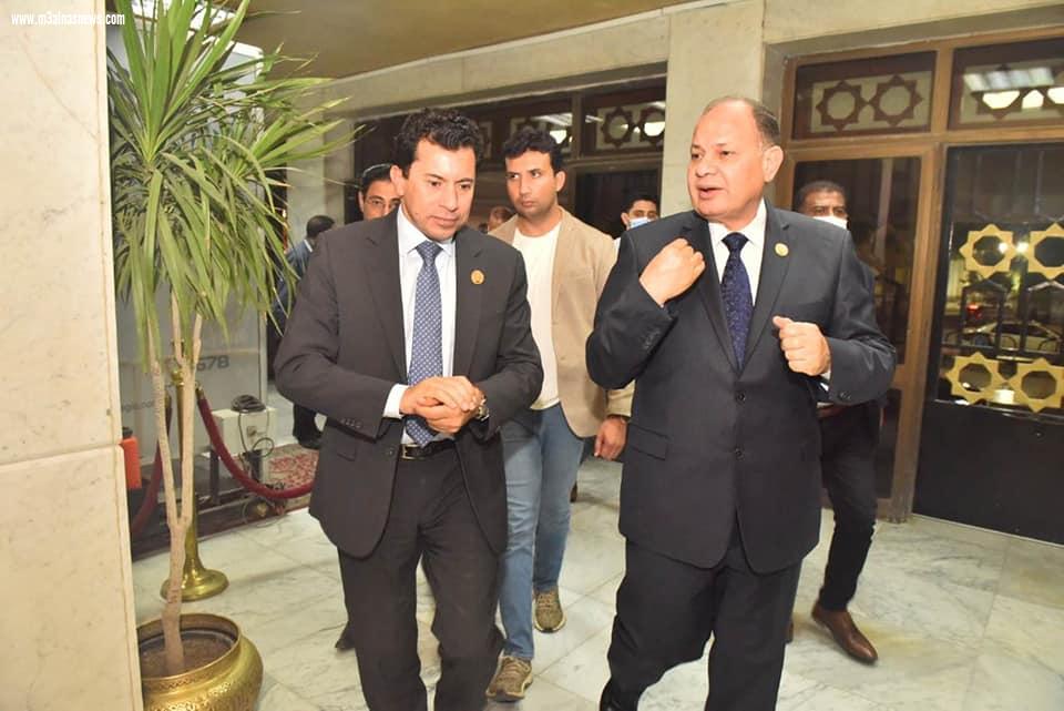 خلال زيارته للمحافظة وزير الشباب والرياضة ومحافظ أسيوط يعقدان اجتماعًا لبحث تذيل العقبات التي تواجه استكمال تطوير مركز شباب منفلوط ووضع الآليات والتصورات للانتهاء منه ليصبح مركزًا نموذجيًا