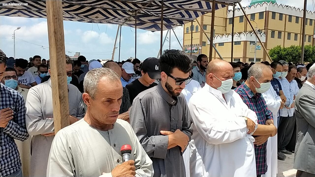 حمدين صباحى.. يؤدى صلاة الجنازة على شقيقته ببلطيم بحضور أبوعيطة