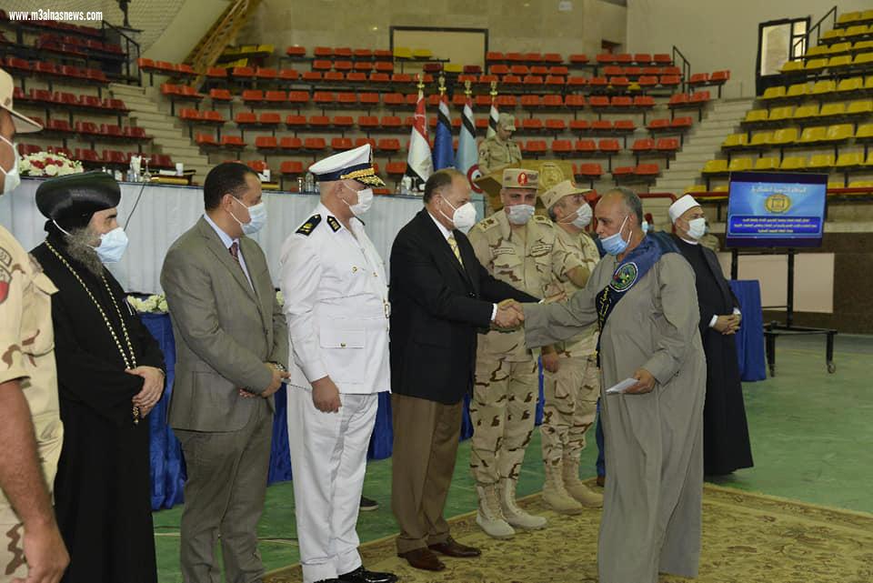 محافظ أسيوط يشارك قائد المنطقة الجنوبية العسكرية وجمعية المحاربين القدماء .. الاحتفال بتكريم أسر شهداء رجال القوات المسلحة والشرطة ومصابى العمليات العسكرية 