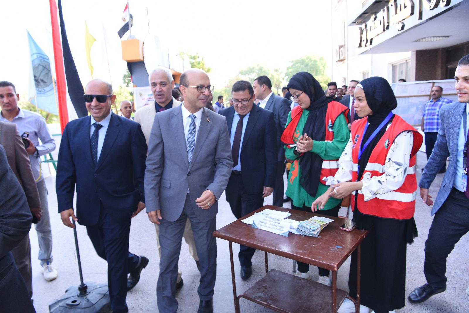 طلاب جامعة اسيوط يبدأون عامهم الدراسى بتحية العلم