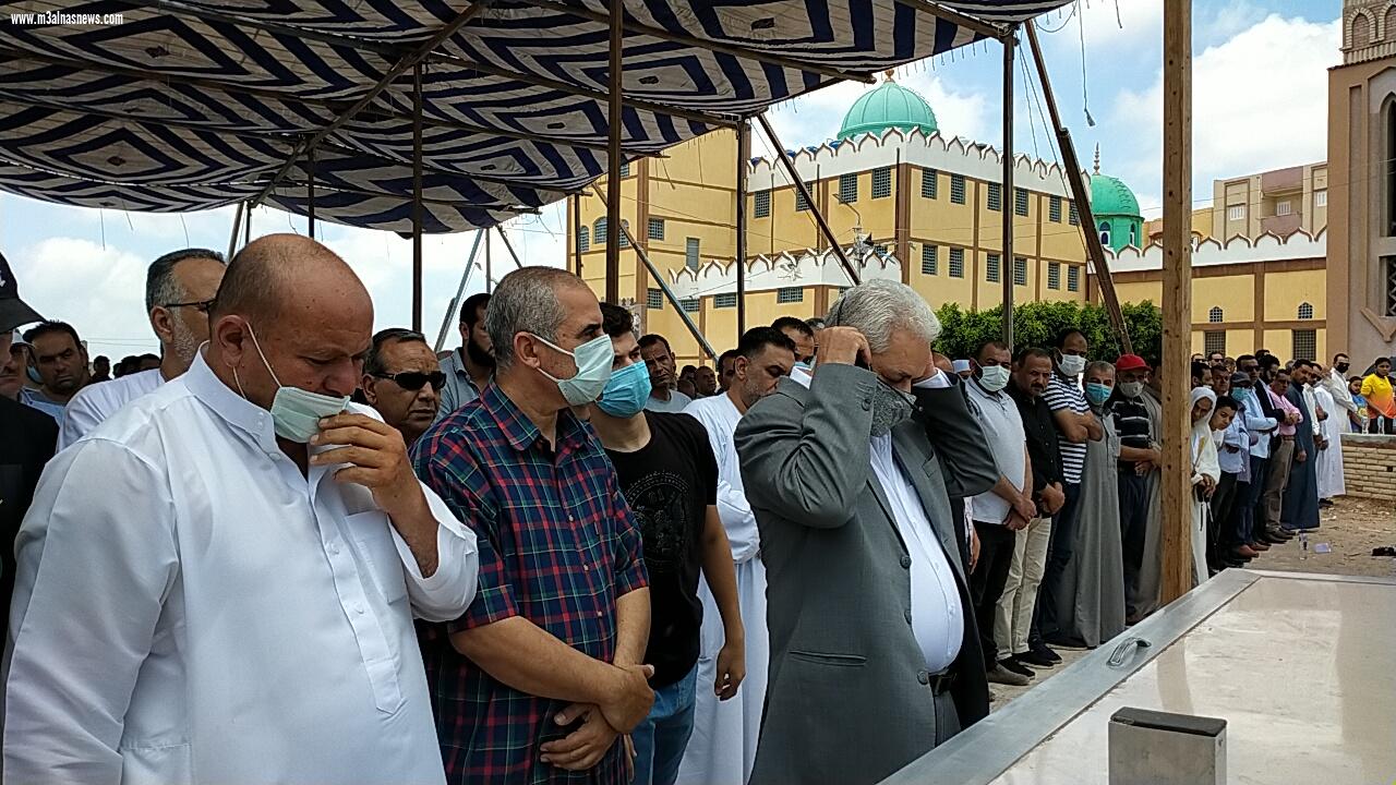 حمدين صباحى.. يؤدى صلاة الجنازة على شقيقته ببلطيم بحضور أبوعيطة