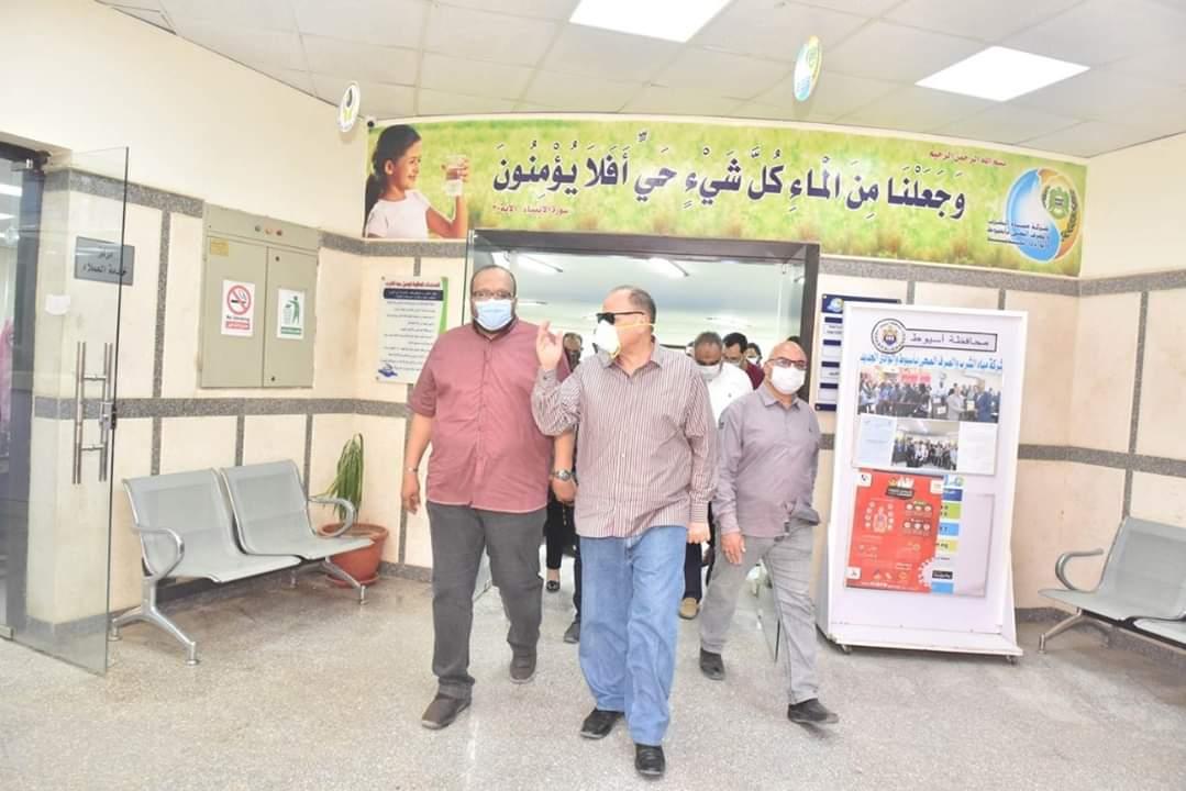 محافظ أسيوط يتفقد تركيب 25 كابينة تعقيم ذاتي بمواقع شركة مياه الشرب 