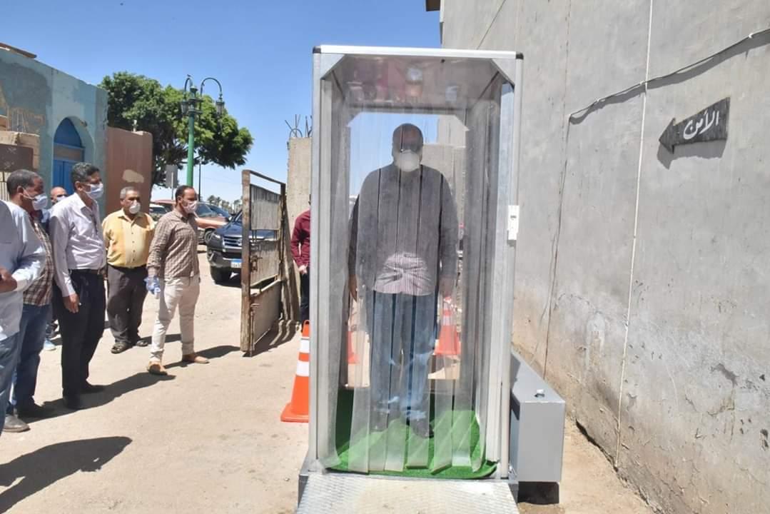 محافظ أسيوط يتفقد تركيب 25 كابينة تعقيم ذاتي بمواقع شركة مياه الشرب 