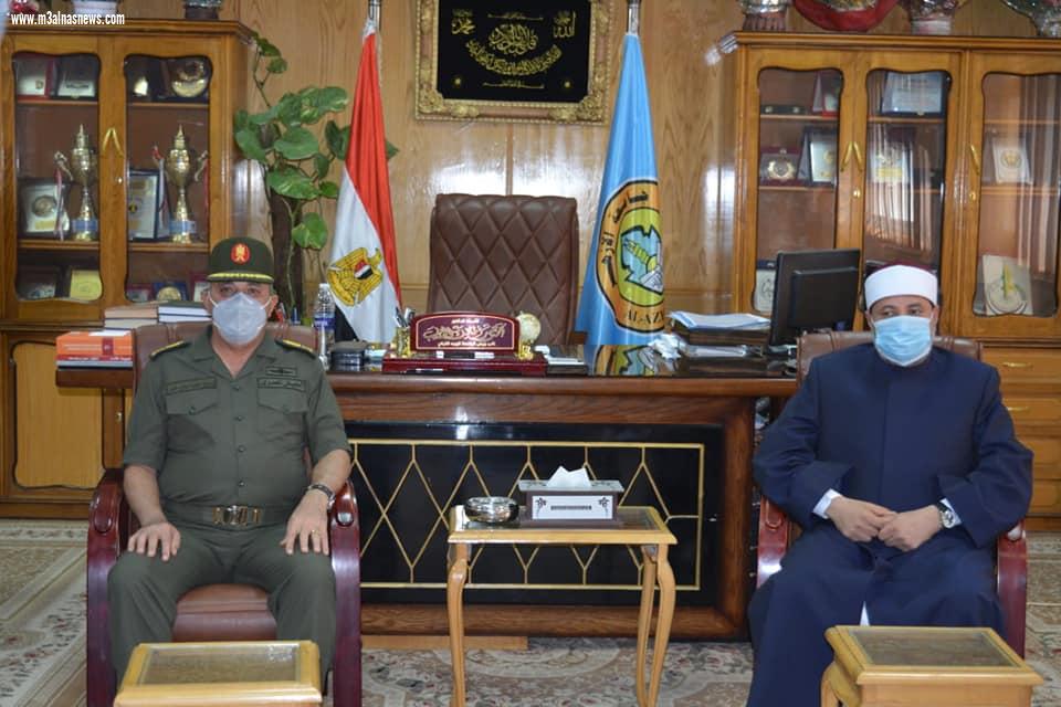 نائب رئيس جامعة الأزهر يستقبل قائد المنطقة الجنوبية العسكرية للتهنئة بعيد الأضحى