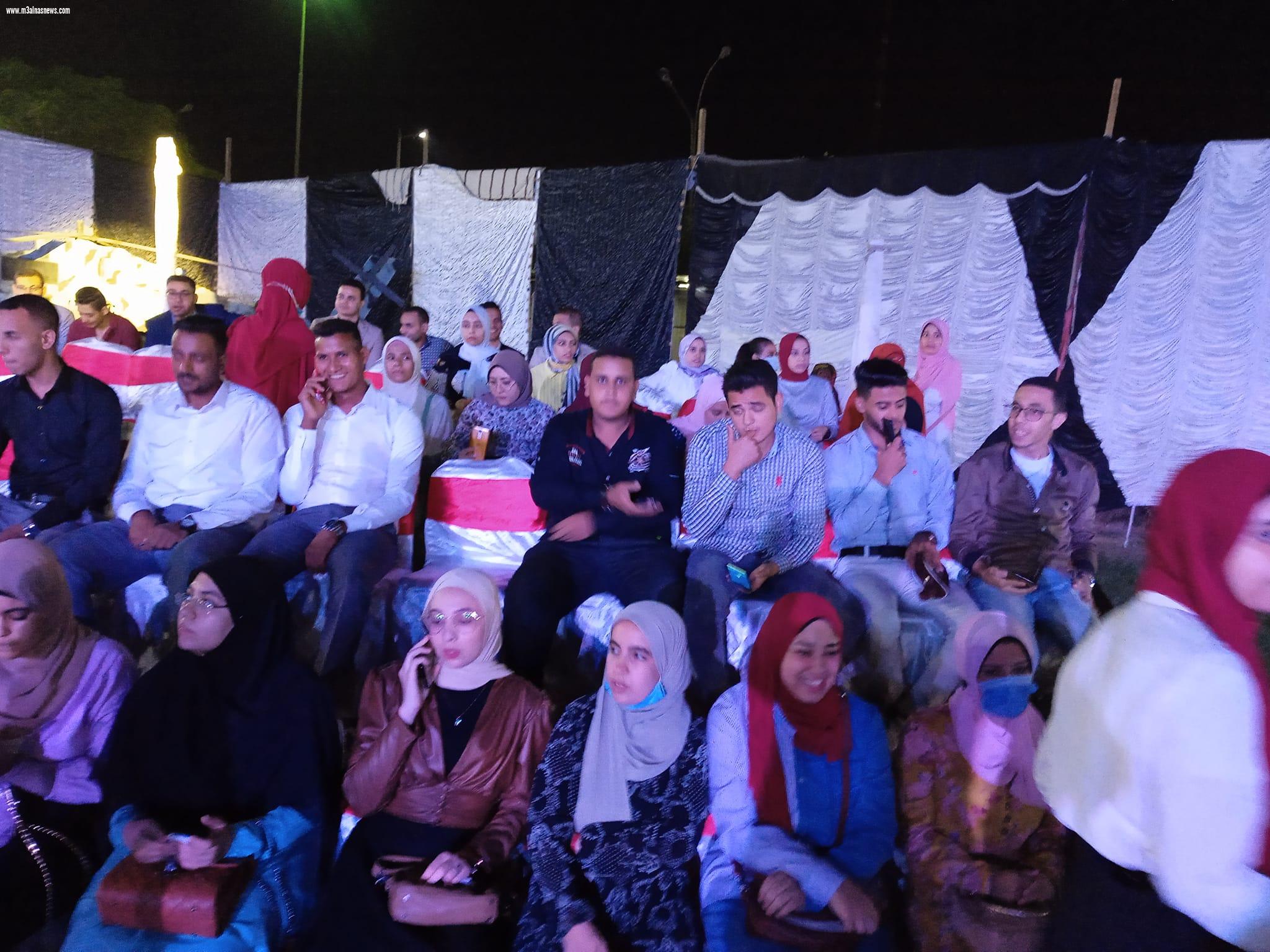 كليه التجارة بجامعه اسيوط تكرم المتفوقين والمتميزين