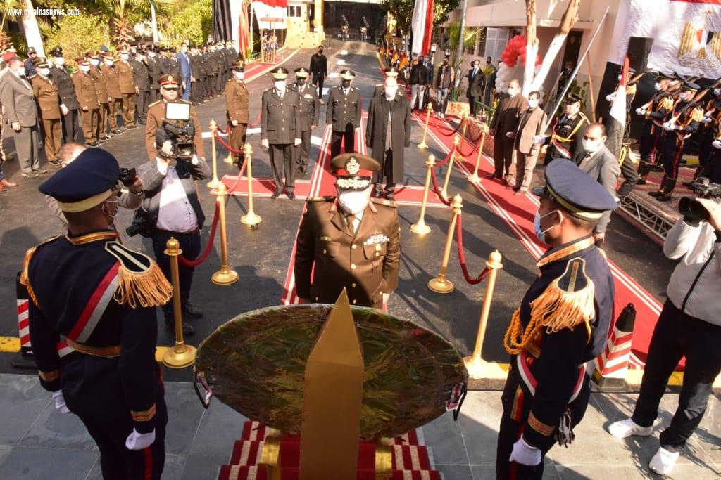 بمناسبة عيد الشرطة الـ 70 محافظ أسيوط يشارك قائد المنطقة الجنوبية العسكرية ومدير الامن في وضع إكليل من الزهور على النصب التذكاري لشهداء الشرطة بقوات الأمن بالفتح