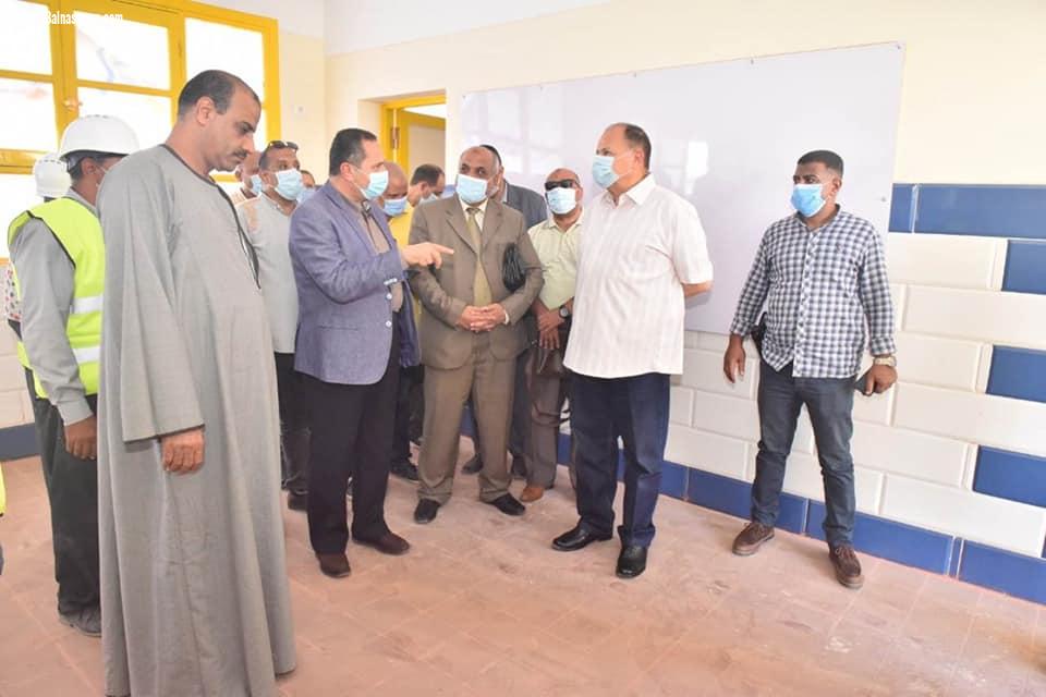 محافظ أسيوط ورئيس هيئة الأبنية التعليمية يتفقدان أعمال إنشاء مدرسة عمر طه للتعليم الأساسي بقرية الواسطى التابعة لمركز الفتح ضمن المشروع القومي لتطوير قرى الريف المصري 