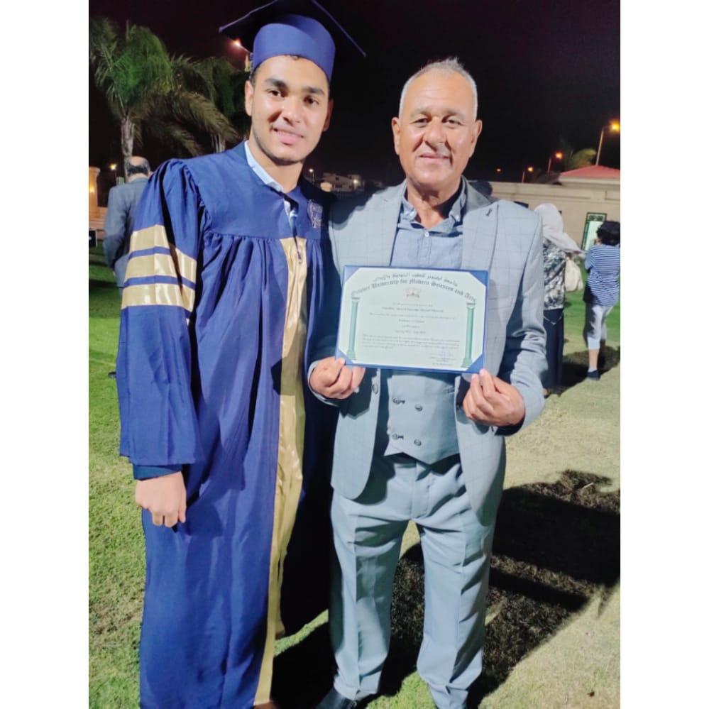 الزميل السيد شحاتة ... يهنىء الزميلة هويدا احمد .. بتخرج شقيقها الدكتور احمد