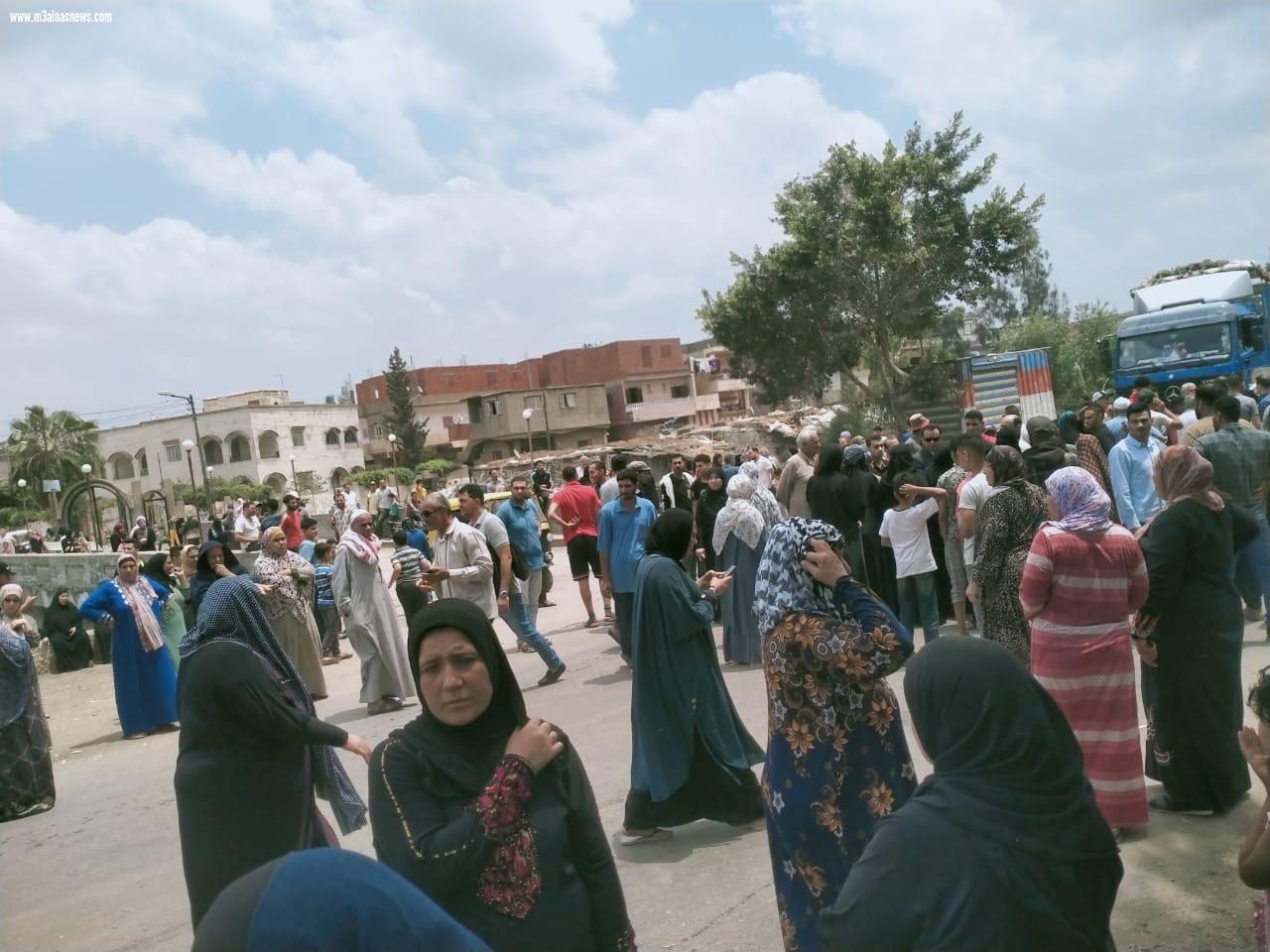 وقفة احتجاجية لاهالى قرية زيدان بكفرالشيخ لتأخر بانتشال جثامين أبنائهم