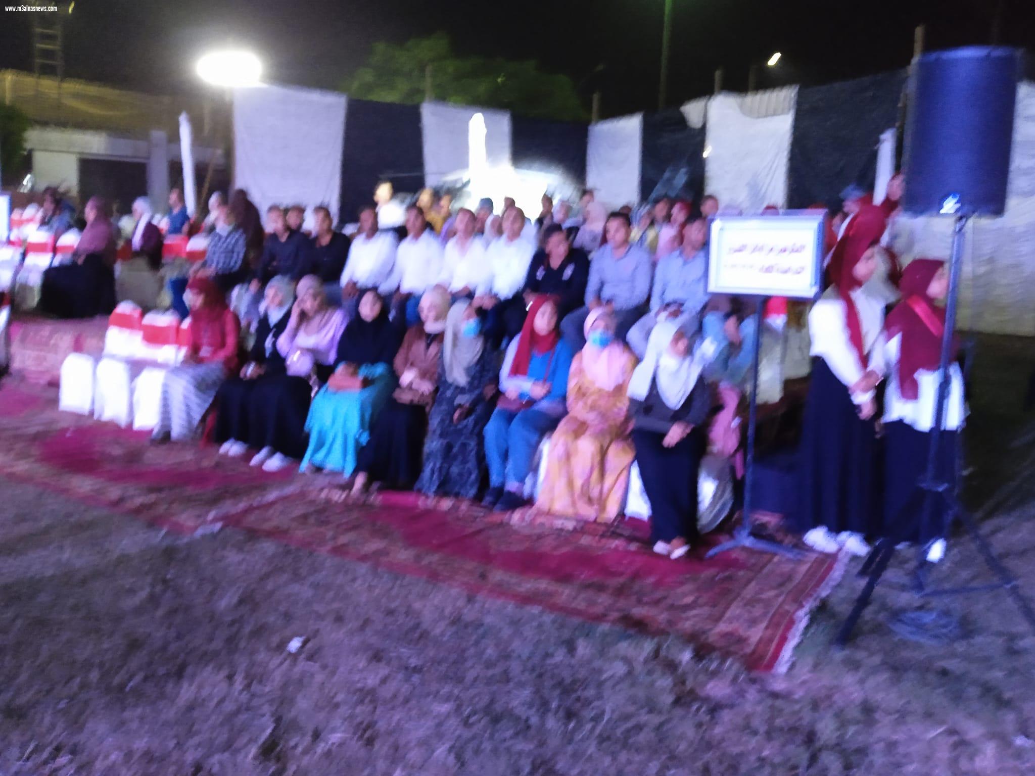 كليه التجارة بجامعه اسيوط تكرم المتفوقين والمتميزين