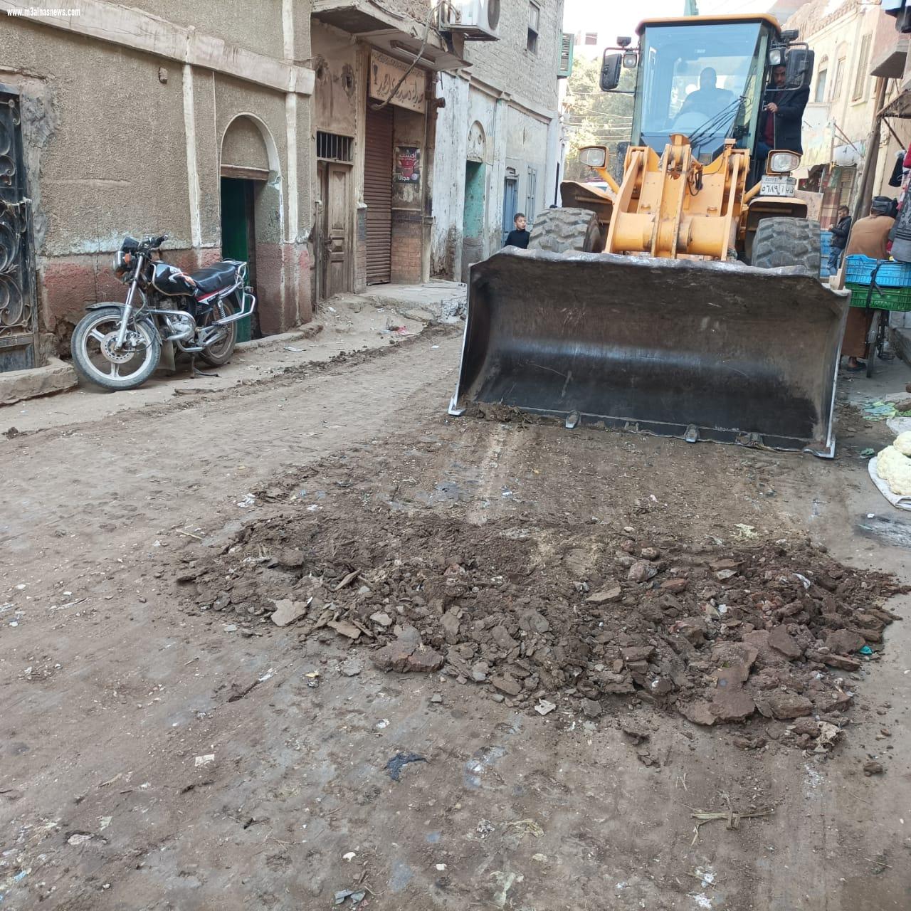 محافظ أسيوط يتابع حادث انهيار منزل بقرية رميح بمنفلوط