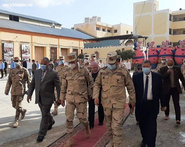 رئيس أركان قوات الدفاع الشعبي والعسكري في زيارة لمدارس دمياط.