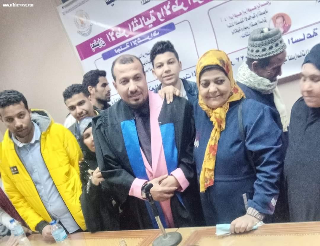 الزميل السيد شحاتة... يهنىء ممدوح حسنى المناخلى ... لحصولة على الماجستير 