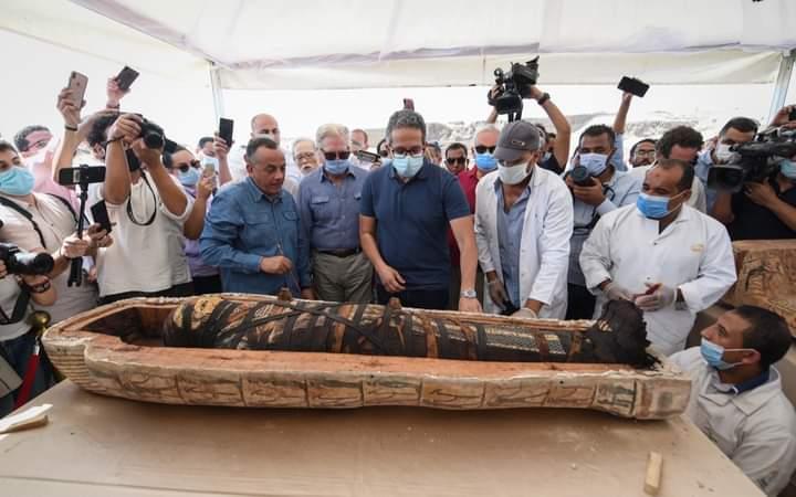 الاثار تعلن عن كشف 59 تابوتا خشبيا و 28 تمثالا داخل آبار للدفن بسقارة