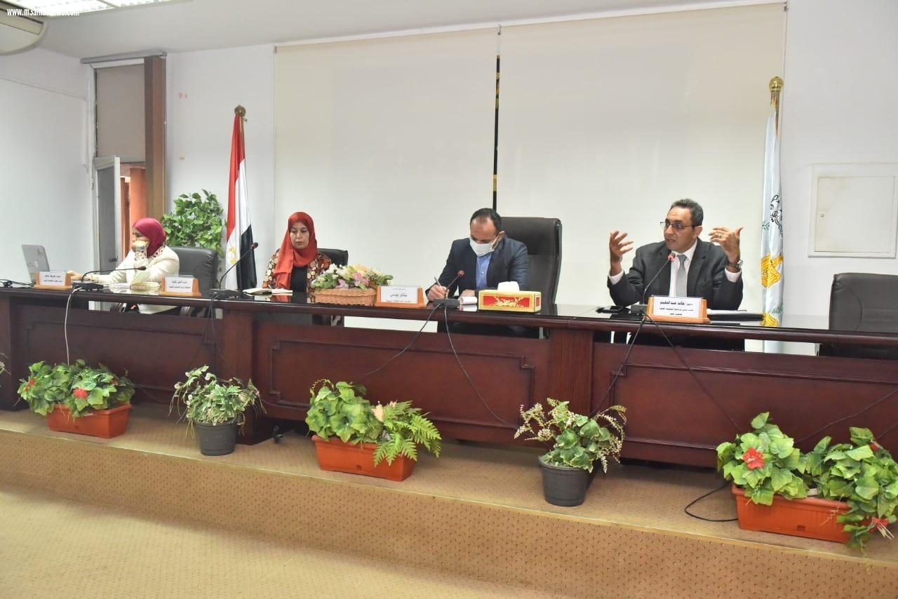 بحضور وفد برنامج التنمية المحلية بصعيد مصر سكرتير عام أسيوط يترأس اجتماع لجنة التخطيط المحلي لبرنامج التنمية المحلية بصعيد مصر لمناقشة خطة الديوان العام وخطط مديريات الخدمات وشركات المرافق للعام المالي (2022/2023)