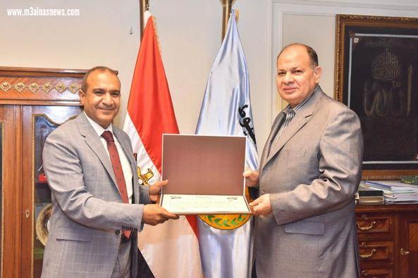 محافظ أسيوط يكرم العميد محمد صلاح لتعيينه سكرتيراً مساعداً لمحافظة قنا ولمجهوداته خلال الفترة الماضية