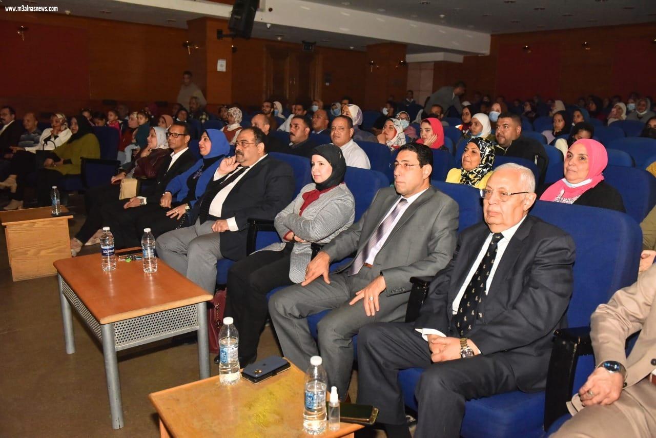 سكرتير مساعد أسيوط تشهد العرض المسرحى 