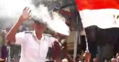 أهالى الاسكندرية بشارع السبع بنات في المنشية يحملون ضباط المرافق على الأعناق ويهتفون للشرطة