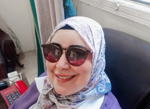وزيرة التنمية المحلية تطمئن على حكمت الباز بعد التعديل عليها أثناء تنفيذ قرار إزالة