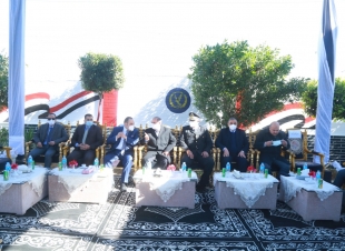 محافظ كفر الشيخ ومدير الأمن يضعان إكليلا من الزهور على النصب التذكاري لشهداء الشرطة احتفالاً بالذكرى الـ 70 لعيدهم