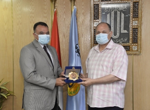 محافظ أسيوط يكرم وكيل وزارة الشباب والرياضة بالمحافظة لتميزه وجهوده خلال فترة عمله بالمحافظة