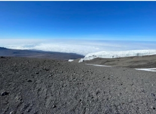 3 شباب يتسلقون أعلى جبل في أفريقيا ويرفعون علم مصر